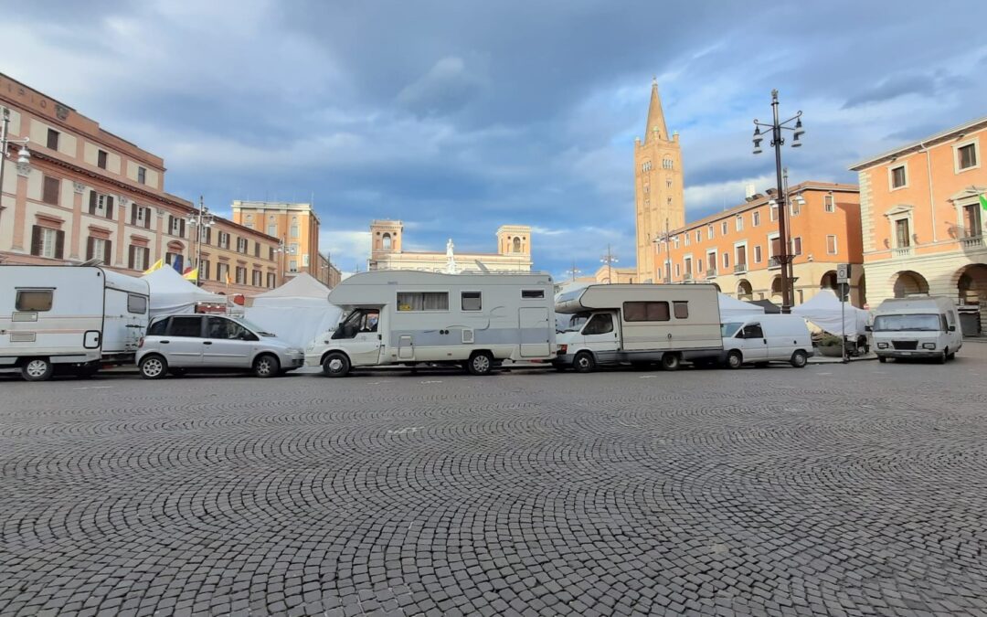 Piazza Saffi invasa da camion: è questa la riqualificazione del centro della Giunta Zattini?